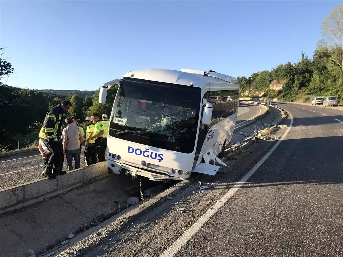 Lastiği patlayan midibüs refüje düştü: 1 yaralı