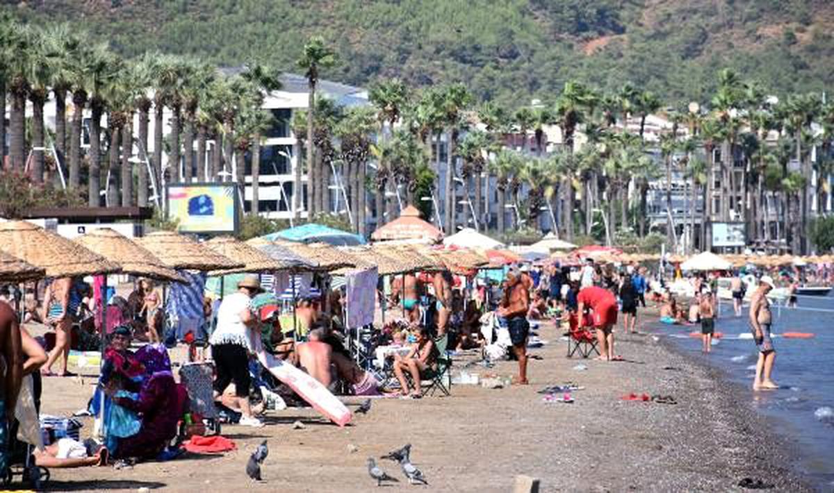 Marmaris\'te tatilciler plajları doldurdu