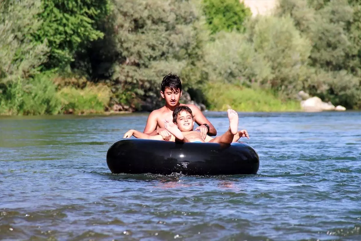 Munzur Çayı\'nda şambrelle rafting yapıyorlar