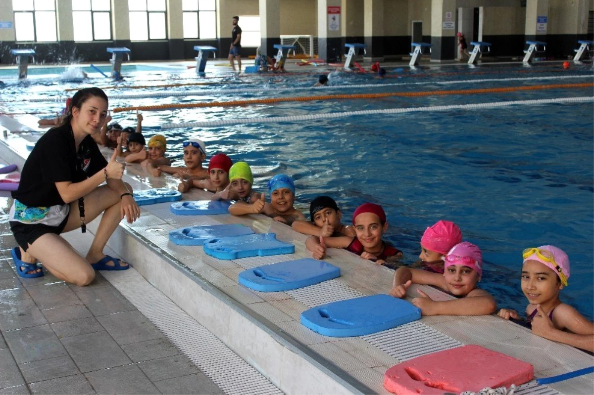 Olimpik havuzda, 2 bin çocuk, yüzme öğrendi