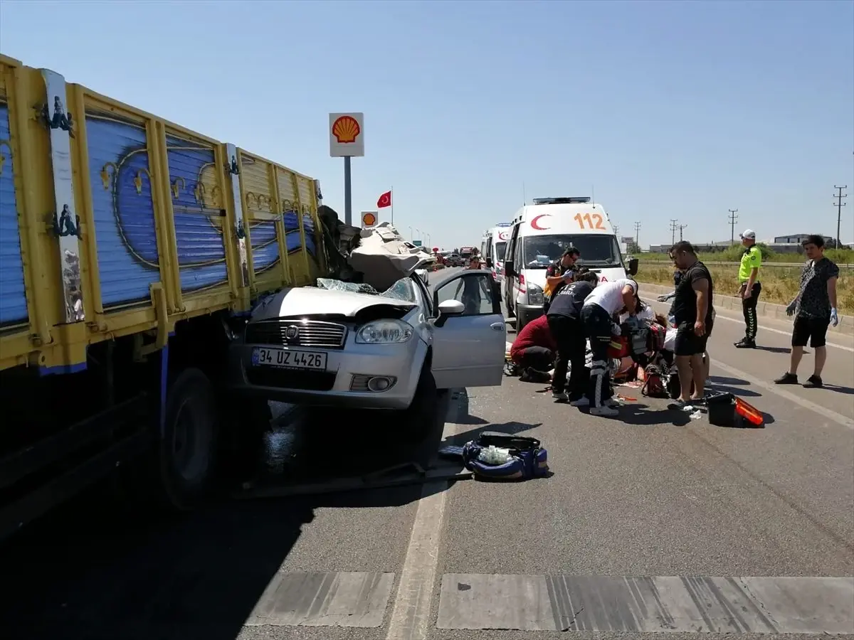 Otomobil ışıkta bekleyen kamyonun altına girdi: 4 yaralı