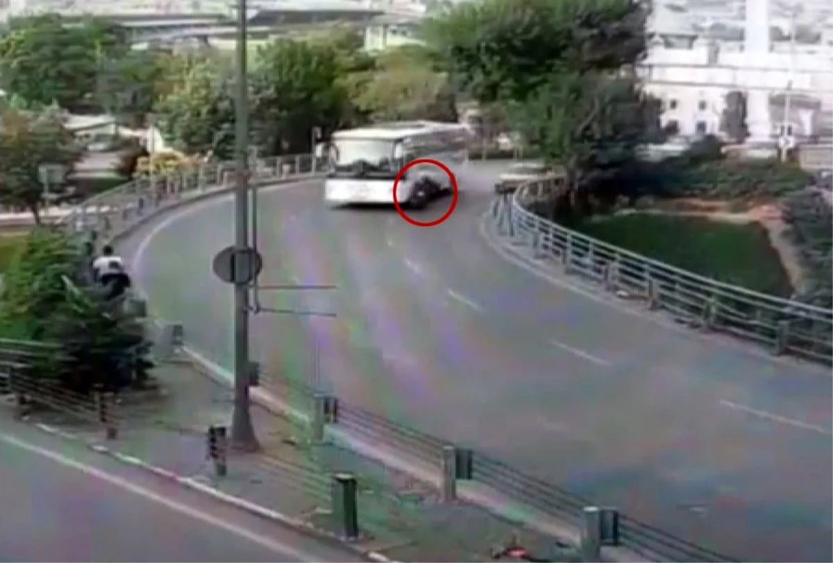 (Özel) İstanbul\'da motosikletlinin ölümden döndüğü an kamerada