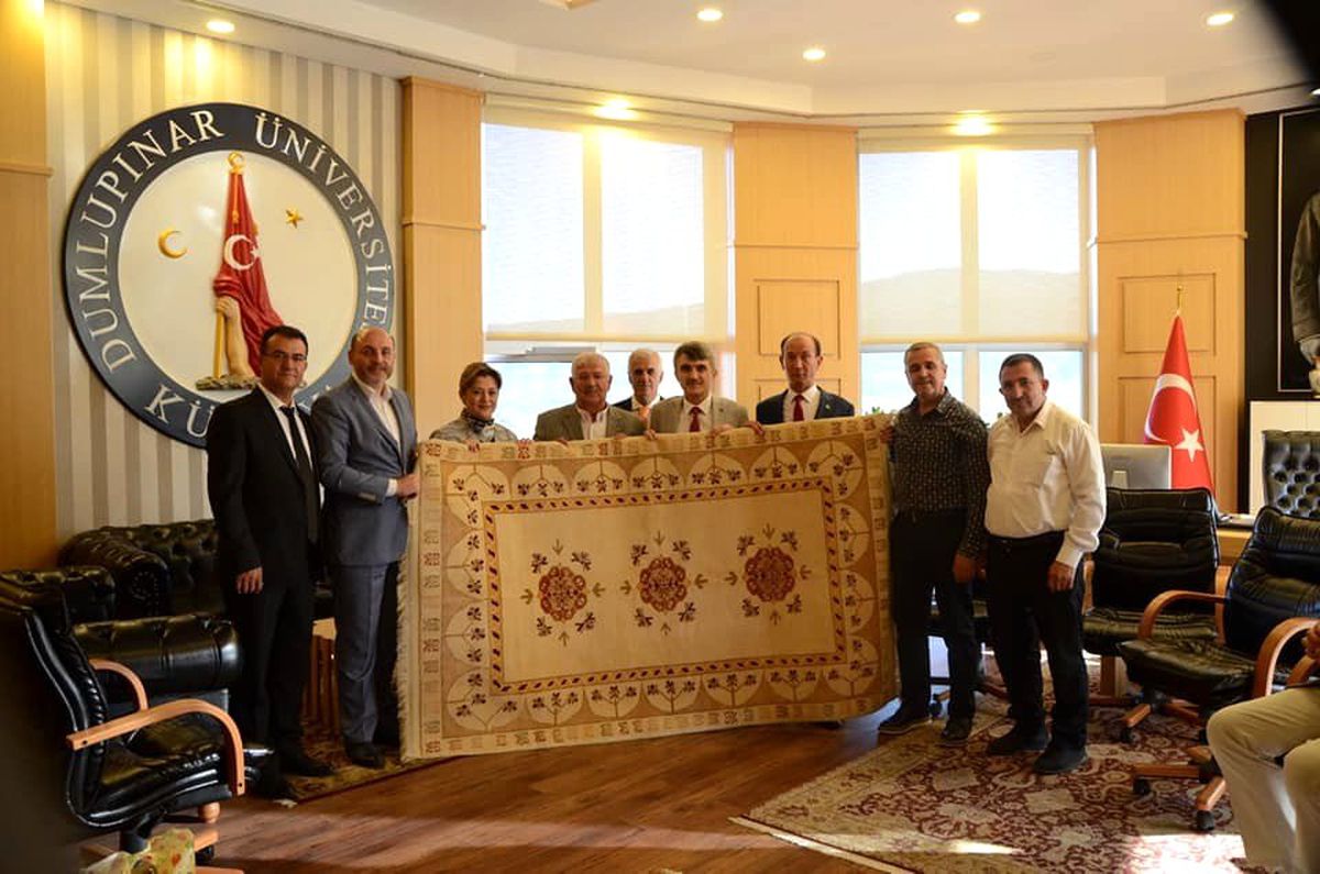 Rektör Kazım Uysal\'a el dokuması halı hediye edildi
