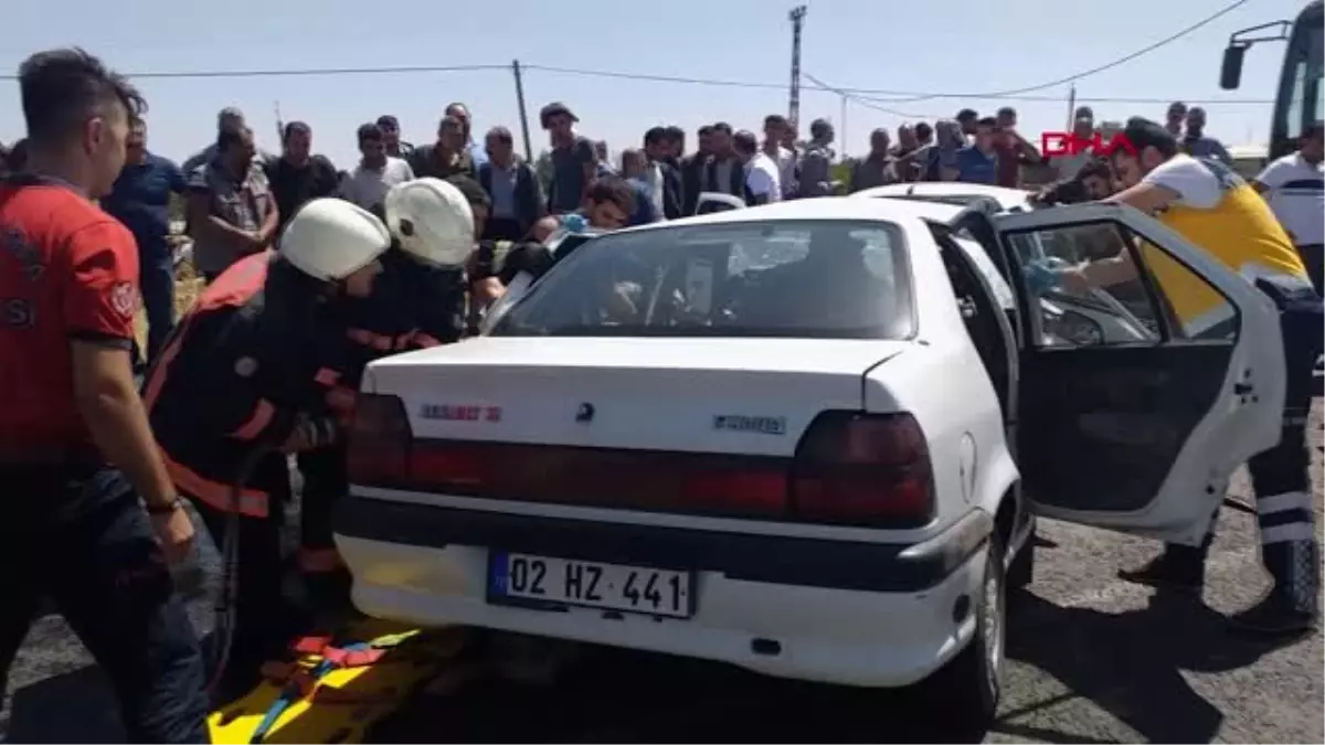 ŞANLIURFA İKİ OTOMOBİL KAFA KAFAYA ÇARPIŞTI; SÜRÜCÜLER SIKIŞTI