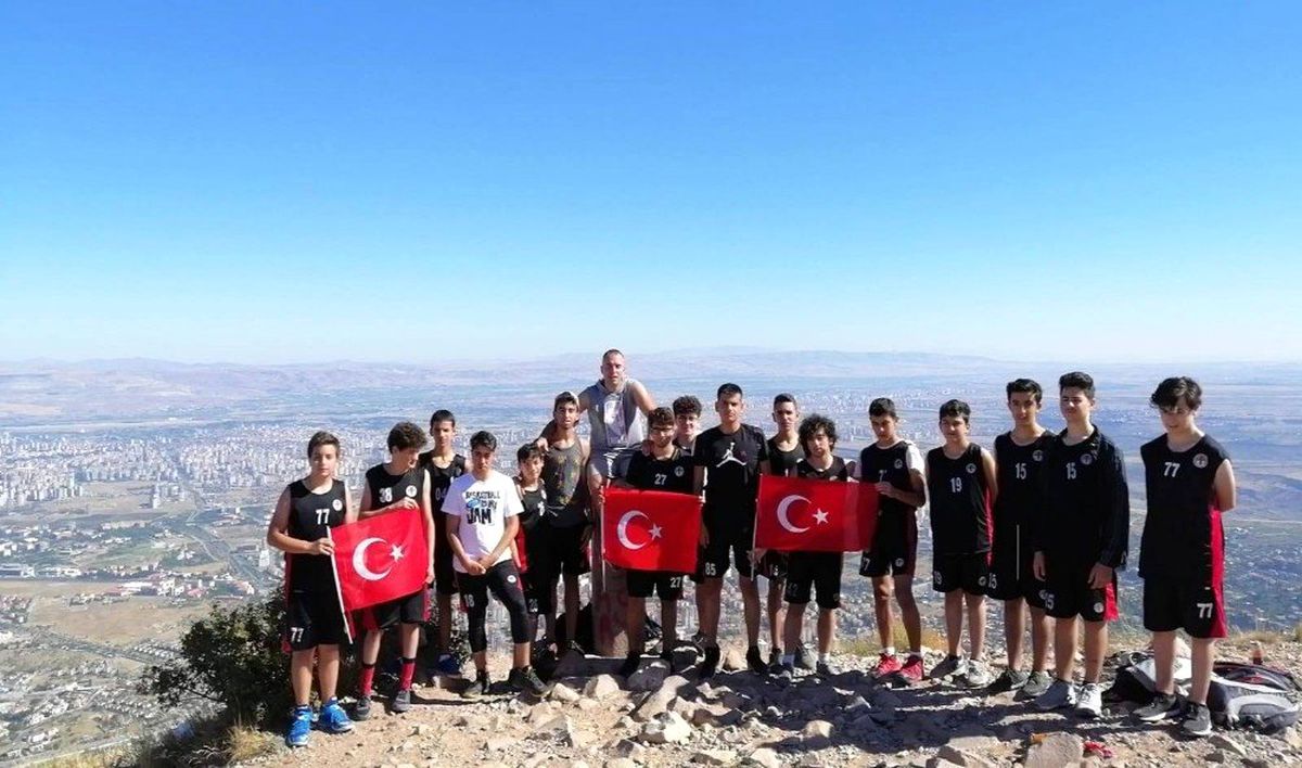 Spor Kulübü, bayram mesajını Ali Dağı\'nın zirvesinde verdi