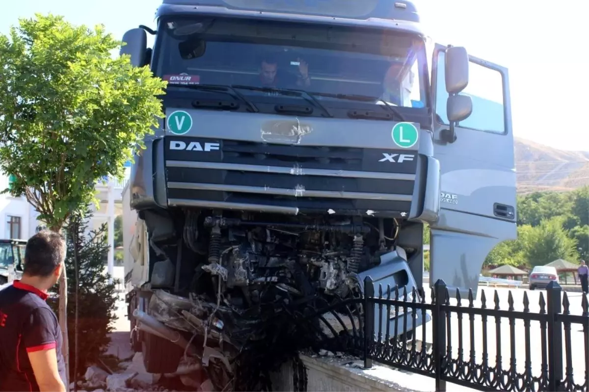 Sürücüsü kalp krizi geçiren tır kontrolden çıkarak bariyerlere çarparak durdu