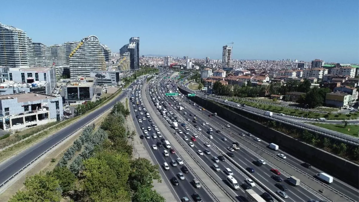 TEM Otoyolu\'nda oluşan bayram yoğunluğu havadan görüntülendi