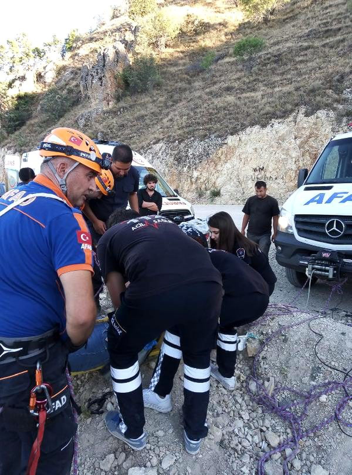 Uçuruma yuvarlanan kadını AFAD kurtardı