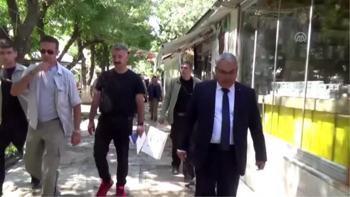 Vali Gündüzöz, sürücülere broşür dağıttı