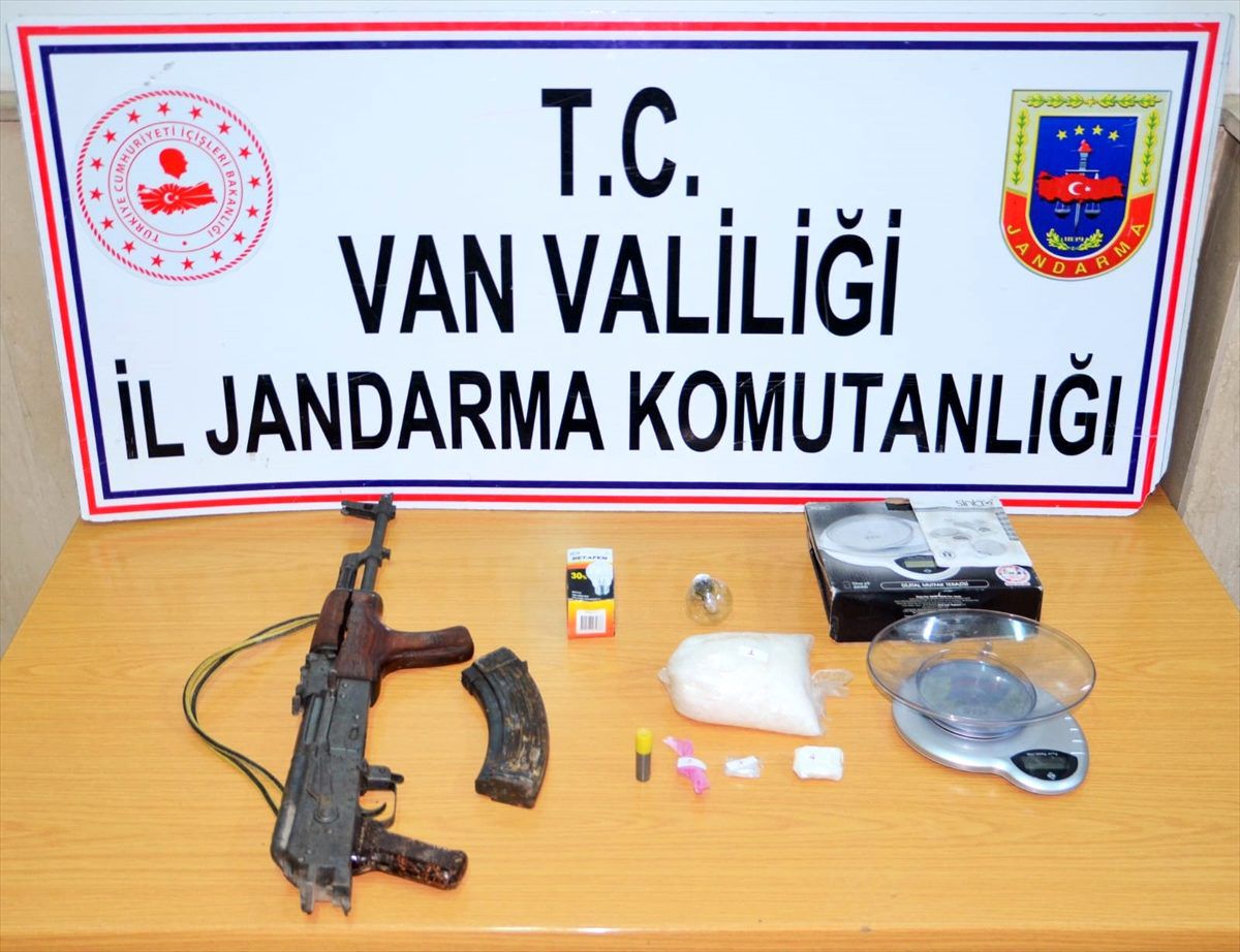 Van\'da silah ve uyuşturucu ele geçirildi
