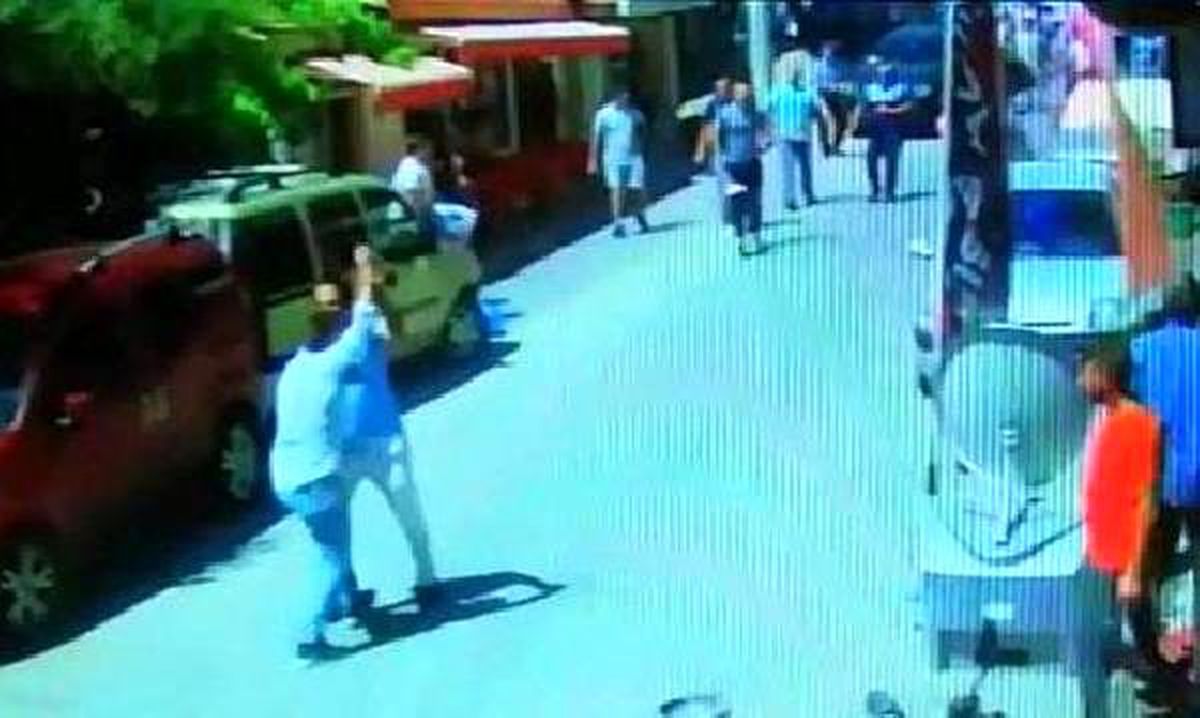 Zabıtaya bıçaklı saldırı kamerada