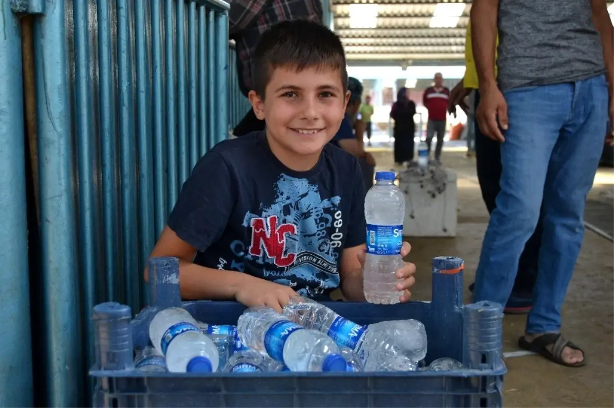 11 yaşındaki çocuk hayvan pazarında su satarak bayramlıklarına alacak