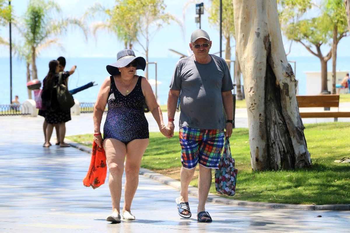 Antalya\'da çöl sıcakları tatilcileri durdurmadı
