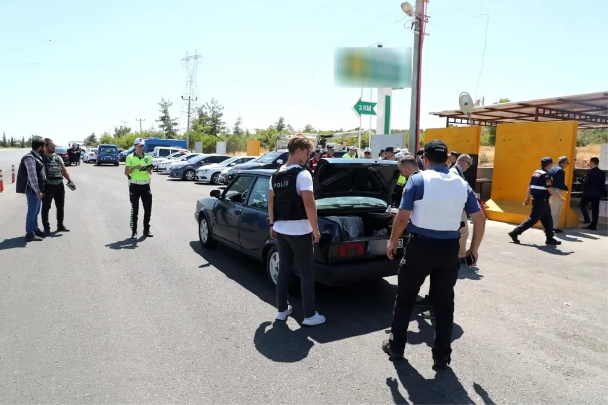 Antalya\'da yapılan huzur ve trafik uygulamada sürücülere ceza yağdı