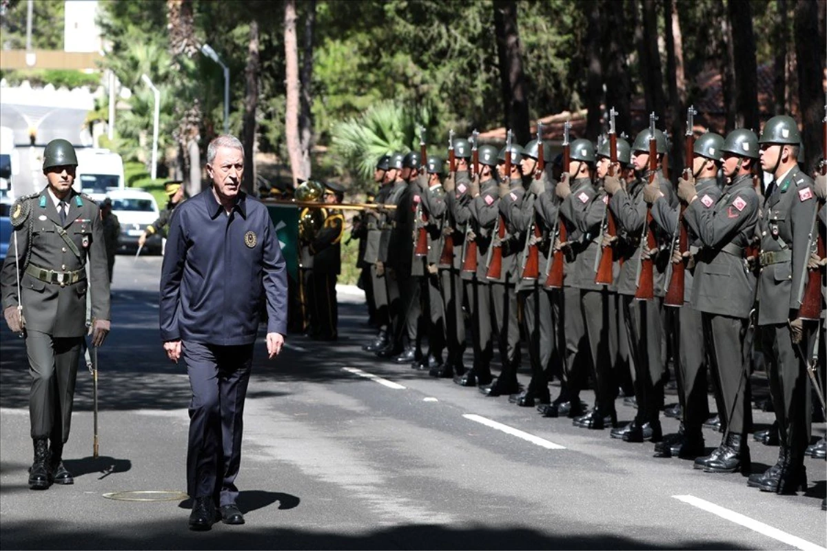 Bakan Akar ve Komutanlar, KKTC\'deki birlikleri denetledi