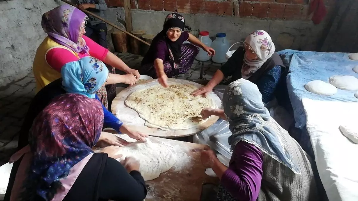 Bayramda köylü kadınlar bu lezzet için bir araya geliyor