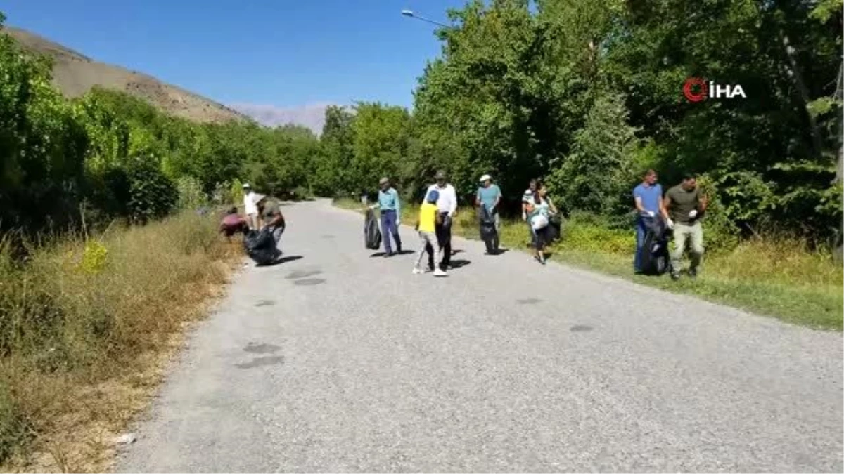 Belediye başkanı belde sakinleriyle birlikte çöp topladı