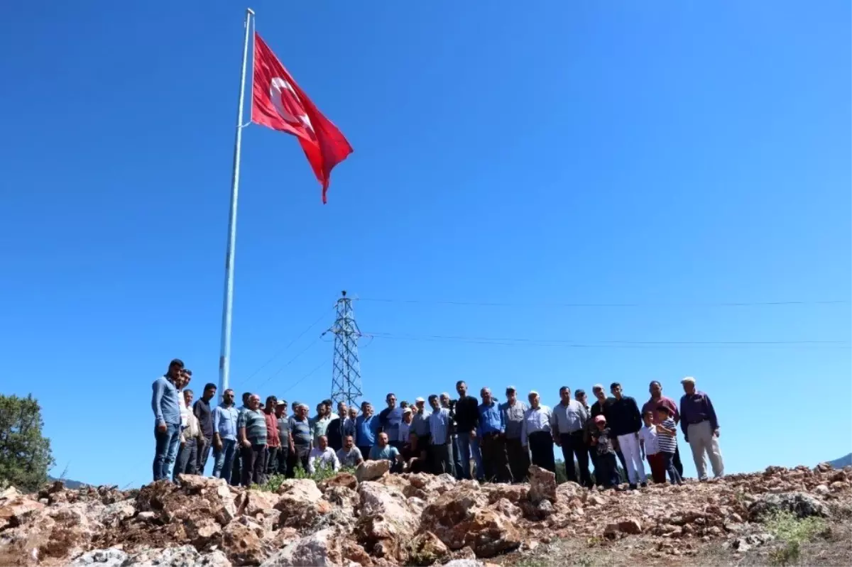 Beyşehir Adaköy\'e şehitler anısına Türk bayrağı dikildi