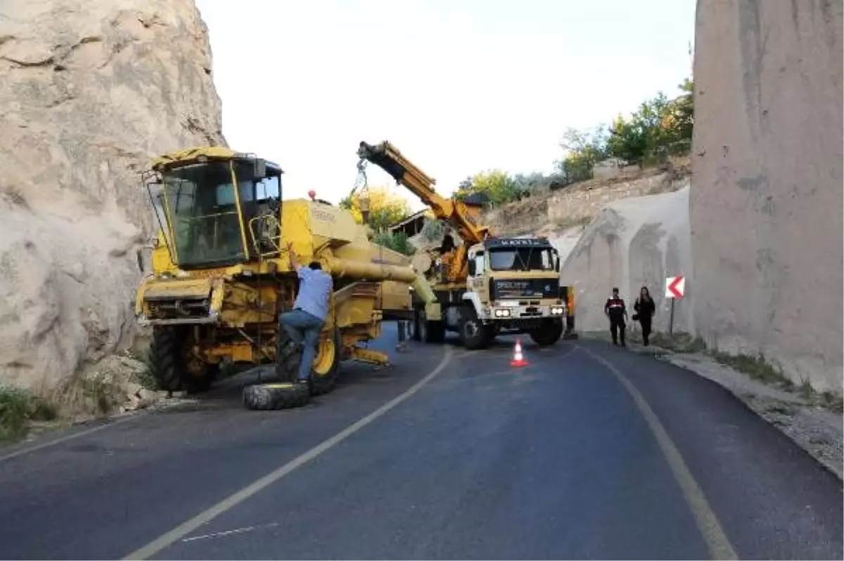 Biçerdöverin aksı koptu, yol ulaşıma kapandı