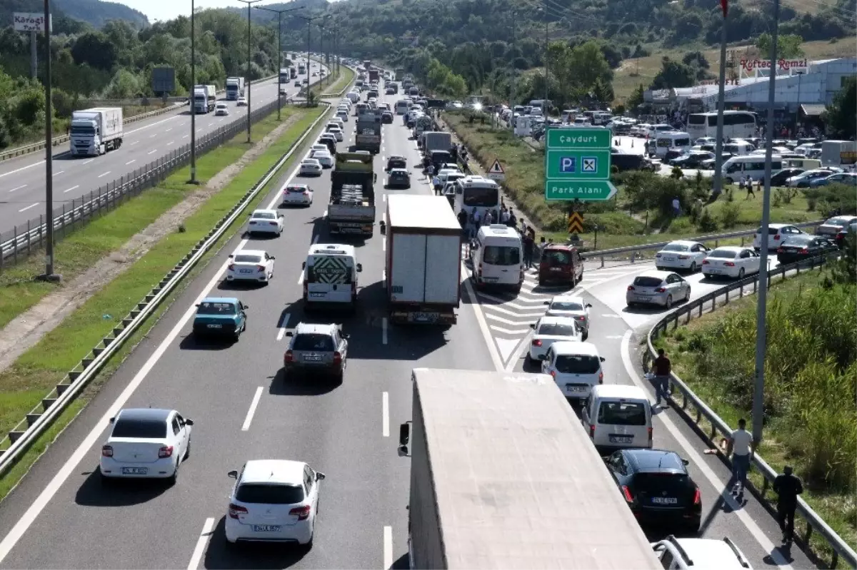 Bolu\'da, bayram trafiğine takılan tatilciler dinlenme tesislerine akın etti