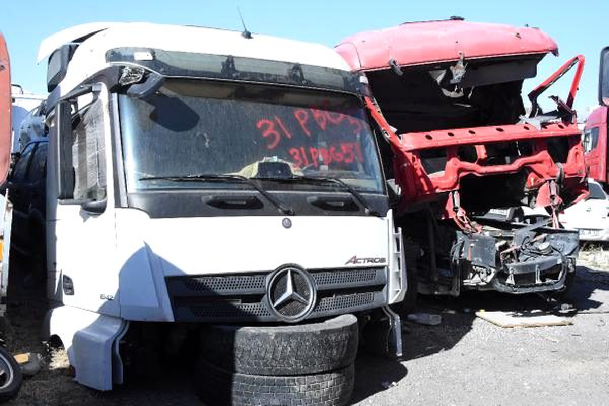 Çalıntı, hacizli ve yakalamalı araçları parçalayan hurdacılara operasyon