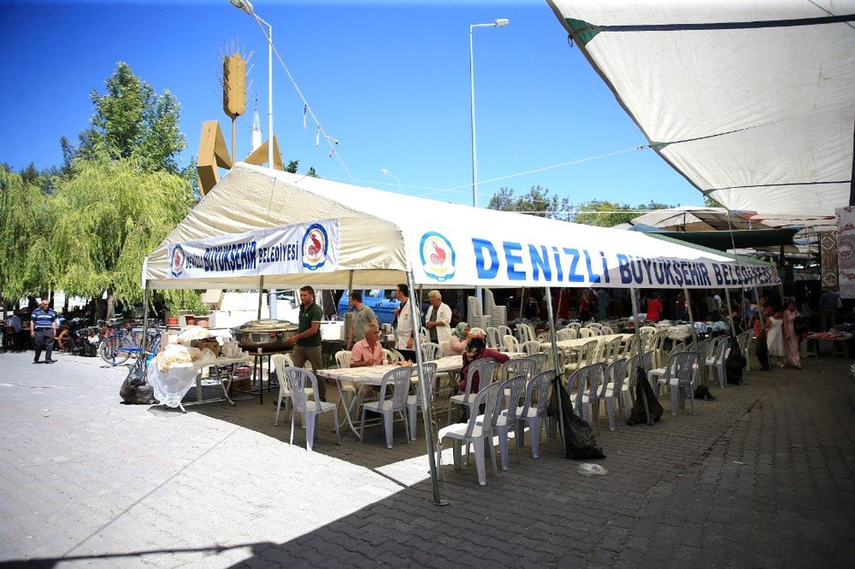 Denizli Büyükşehir Belediyesi ekipleri depremde hasar gören camiyi yıktı