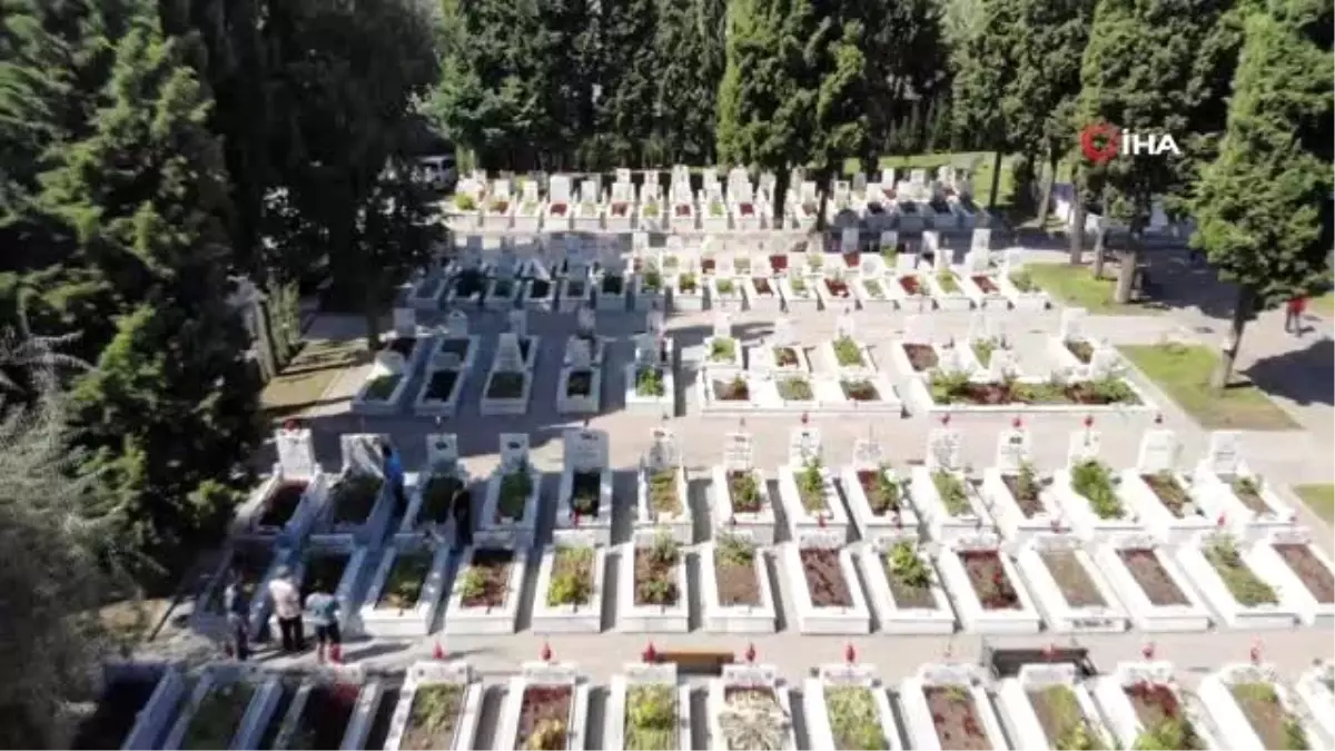 Edirnekapı Şehitliği\'nde Kurban Bayramı arefesinde hüzün vardı