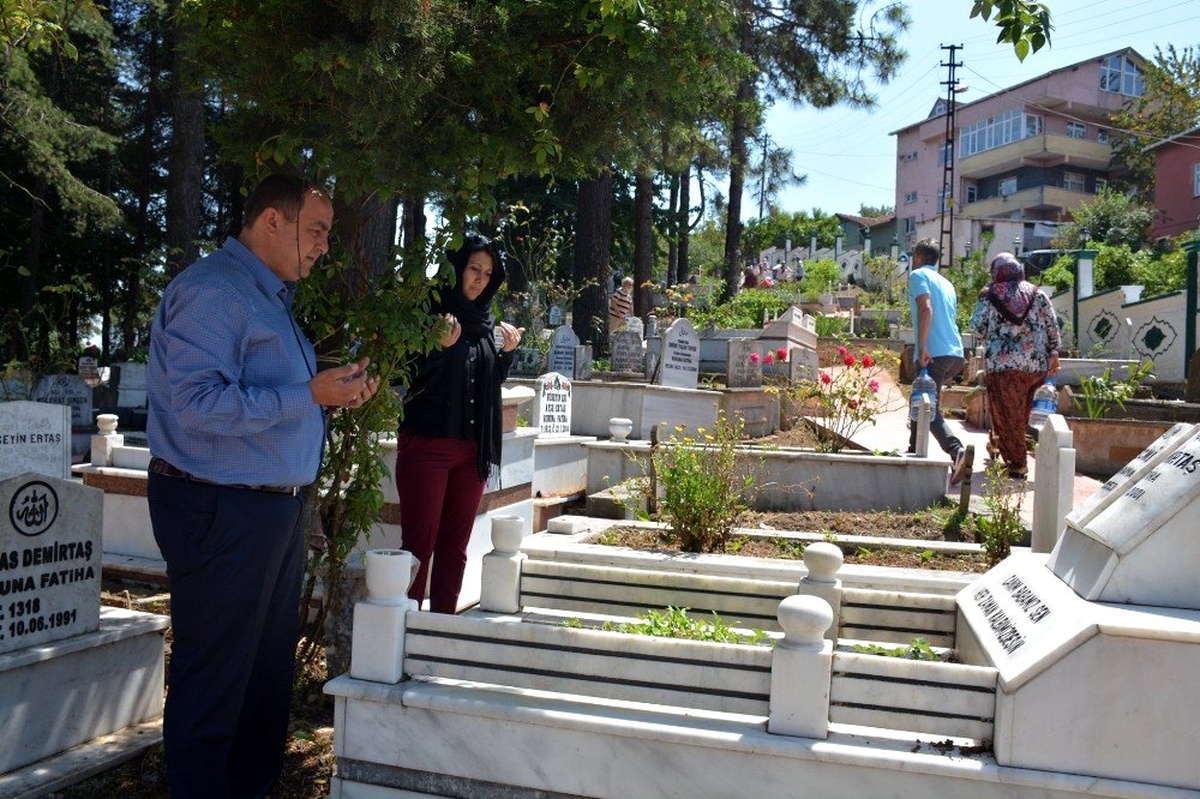 Gülüç halkı mezarlıkları ziyaret etti