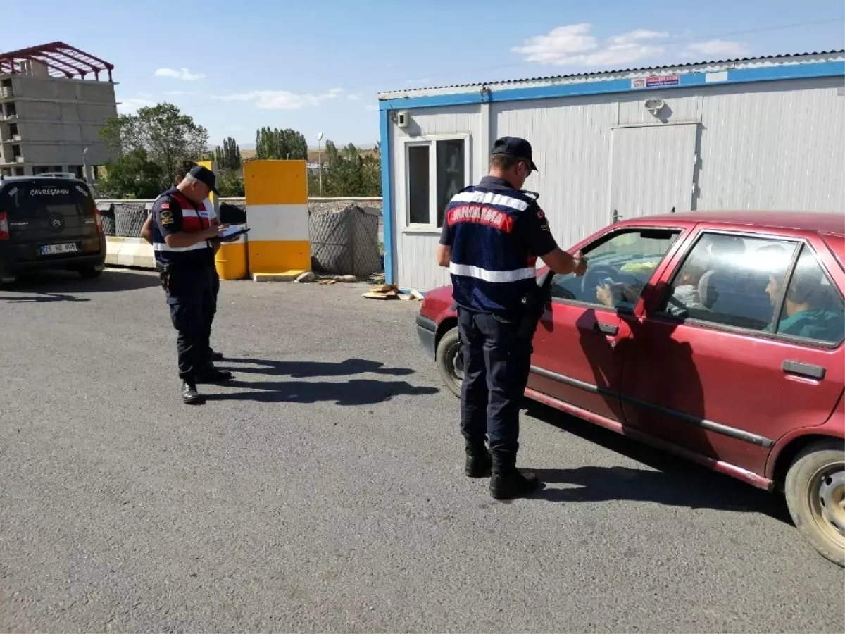 Jandarma trafik ekiplerinden "Hayatı korumak için kemerin ses getirsin" uygulaması