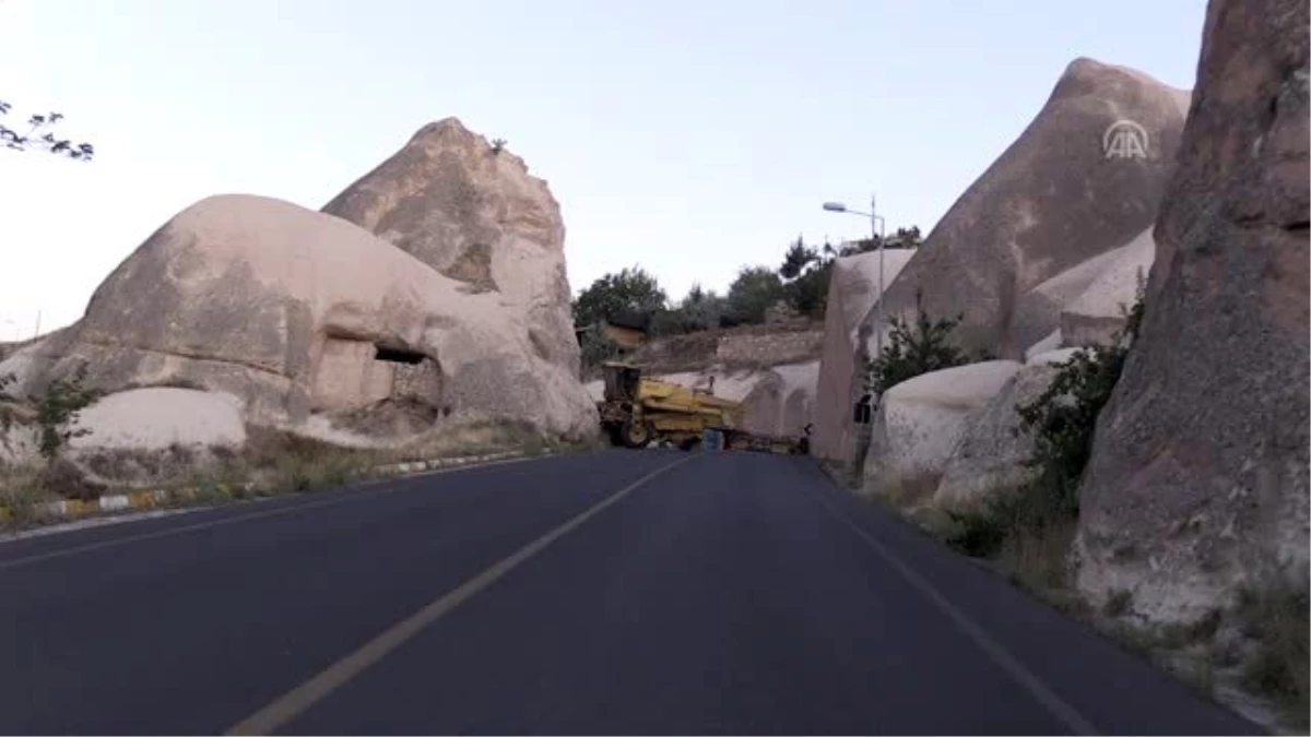 Kapadokya\'da biçerdöver kaya oluşumlarına çarptı