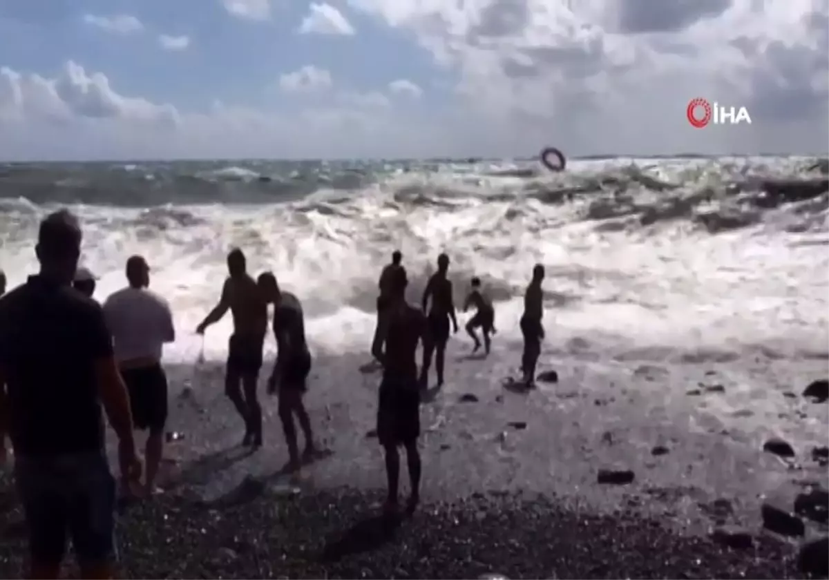 Karadeniz\'in azgın sularına kapılan bir adamı 20 kişi zor kurtardı