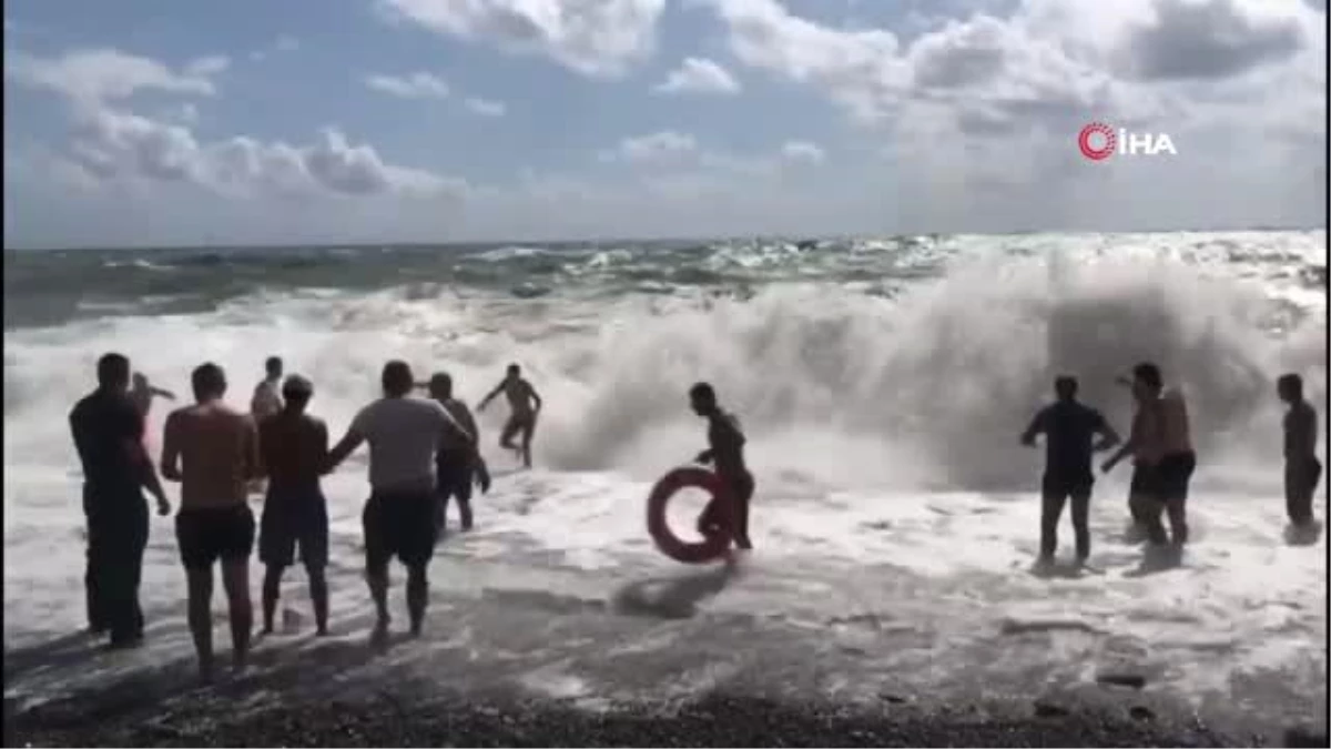 Karadeniz\'in azgın sularına kapılan bir adamı 20 kişi zor kurtardı