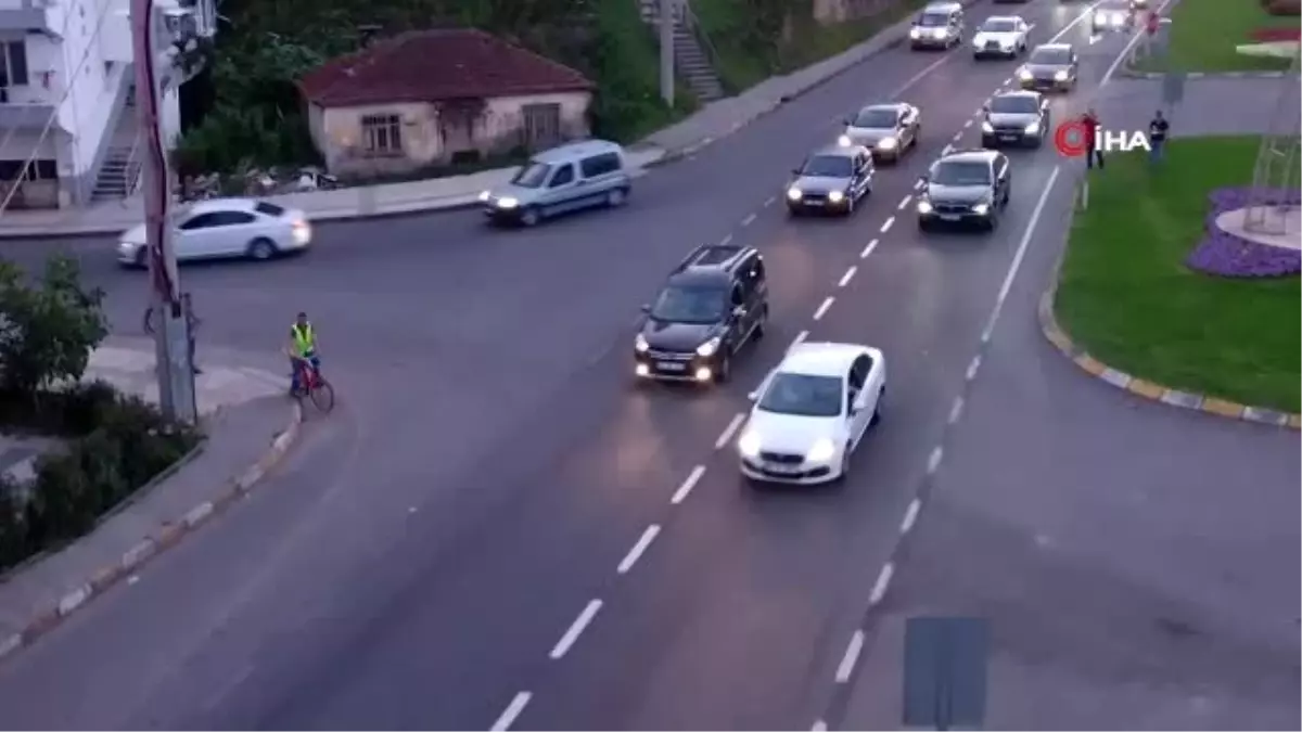 Karadeniz Sahil Yolu\'nda bayram yoğunluğu havadan görüntülendi