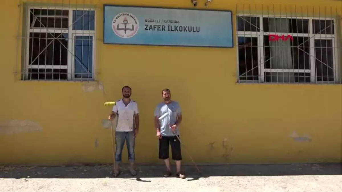 KOCAELİ OKUL MÜDÜRÜ VE YARDIMCISI ELLERİNE FIRÇA ALARAK OKULU BOYADI