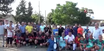 Köylüler 70 yıllık çöplüğü futbol sahası yaptı