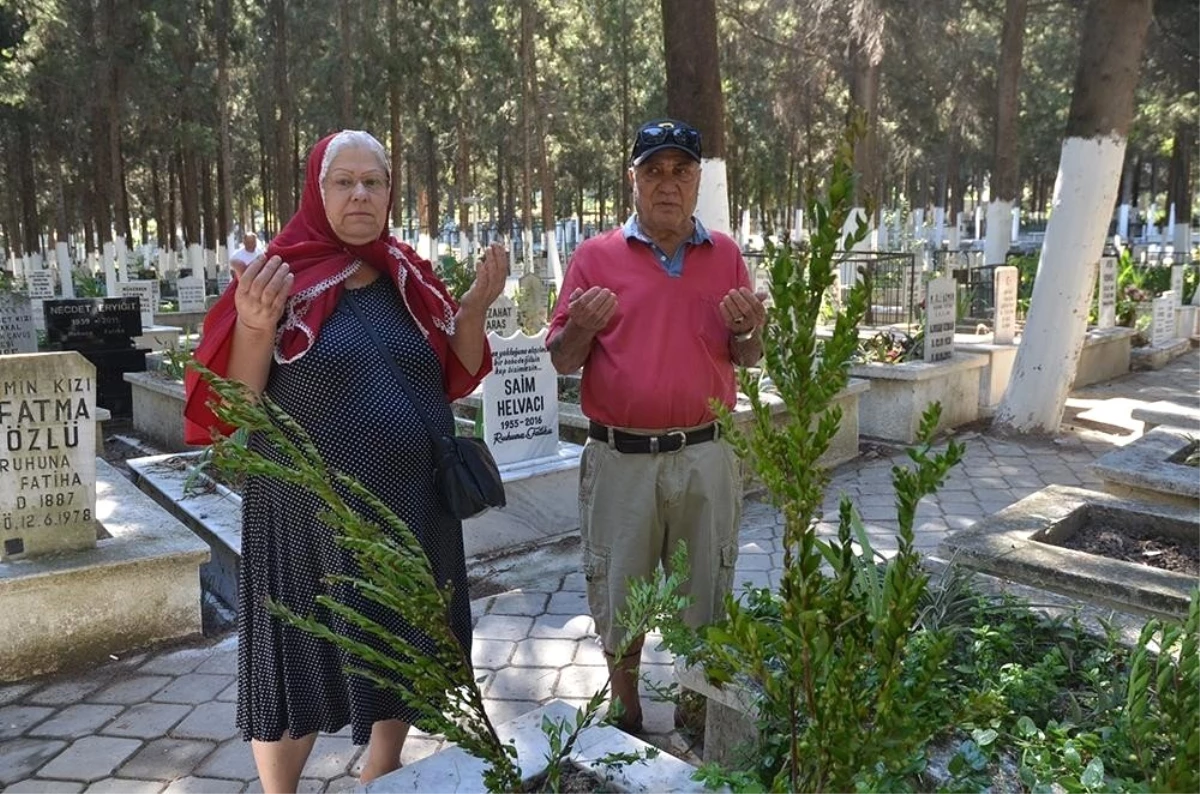 Kuşadası\'nda mezarlıklar ziyaretçi akınına uğradı