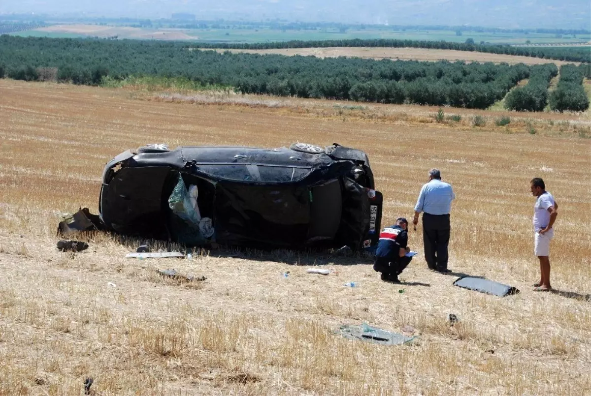 Lastiği patlayan araç tarlaya yuvarlandı: 4 yaralı