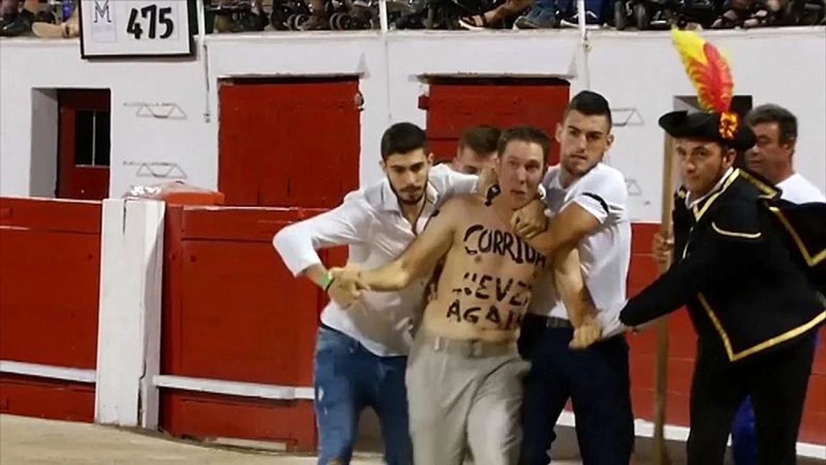 Mallorca Adası\'nda boğa güreşleri protestolar arasında yeniden başladı