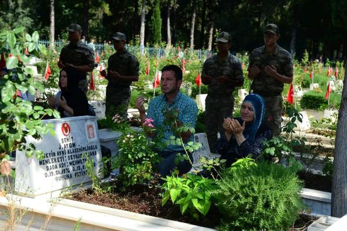 Şehit eşinin kabri başında dua etti