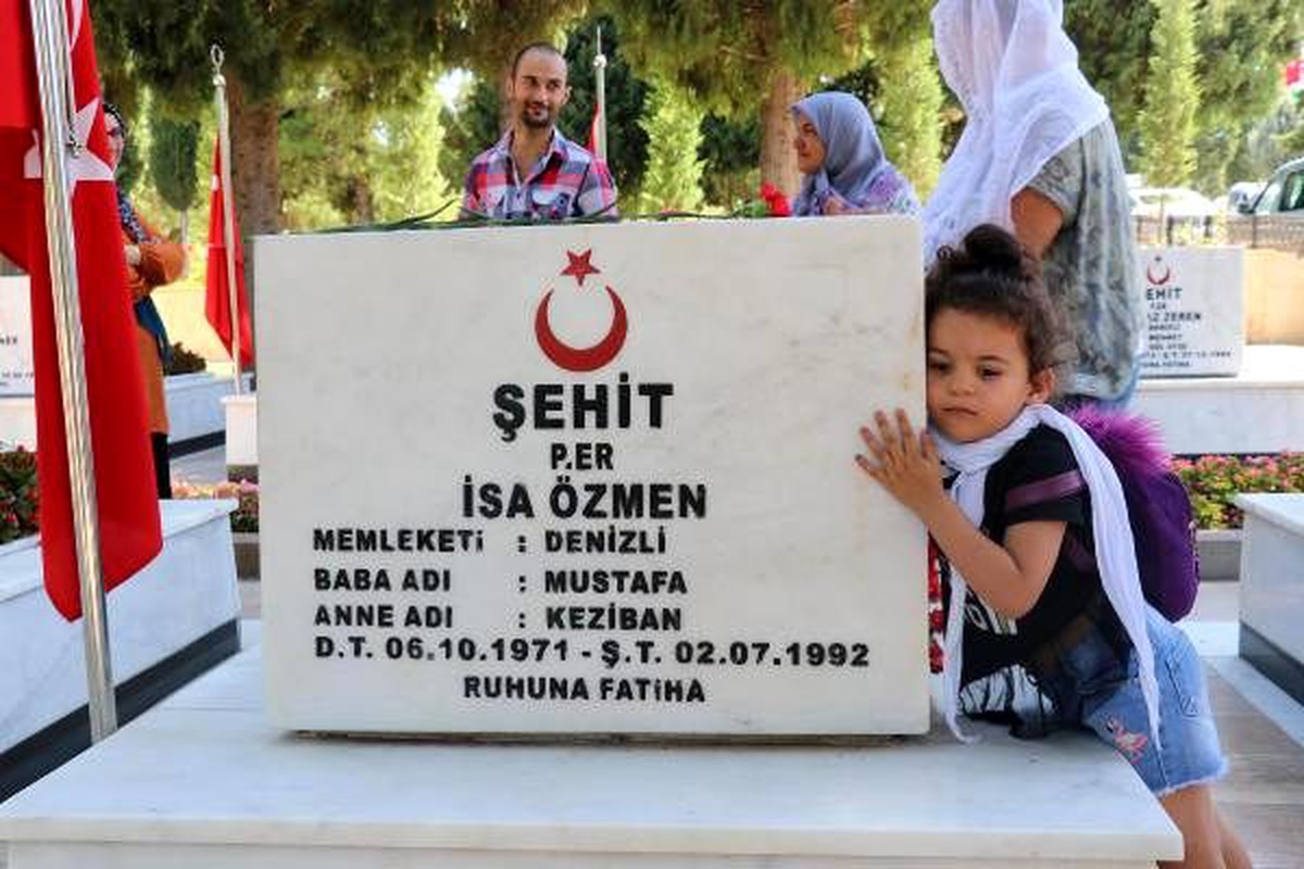 Şehit mezarına \'Melek dayıma geldim\' diyerek sarıldı