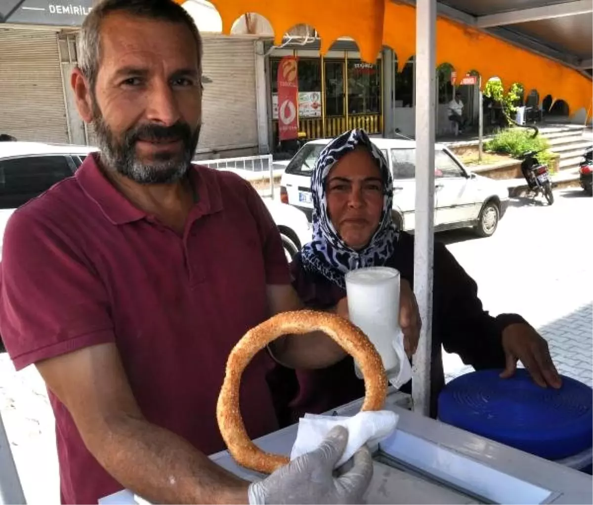 Simit ayran satarak, 3 çocuk okutuyorlar