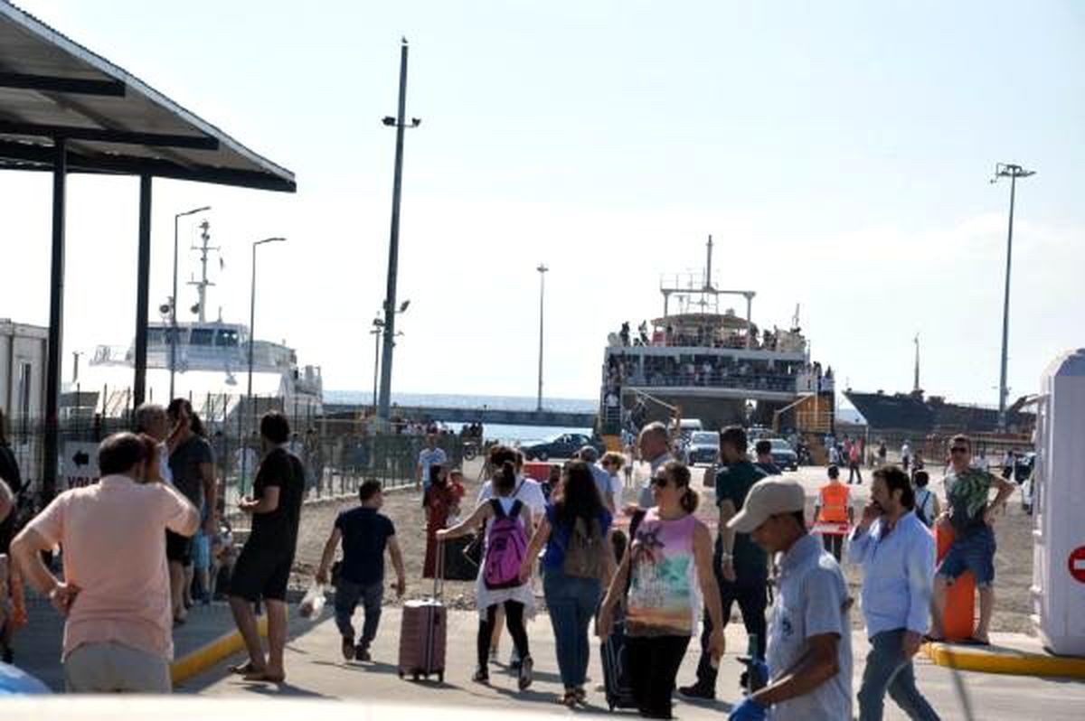 Tekirdağ\'daki feribot iskelesinde araç kuyruğu