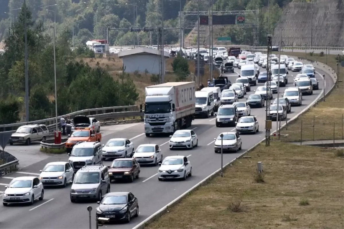 TEM Otoyolu Bolu Dağı\'nda tatilciler uzun kuyruklar oluşturdu