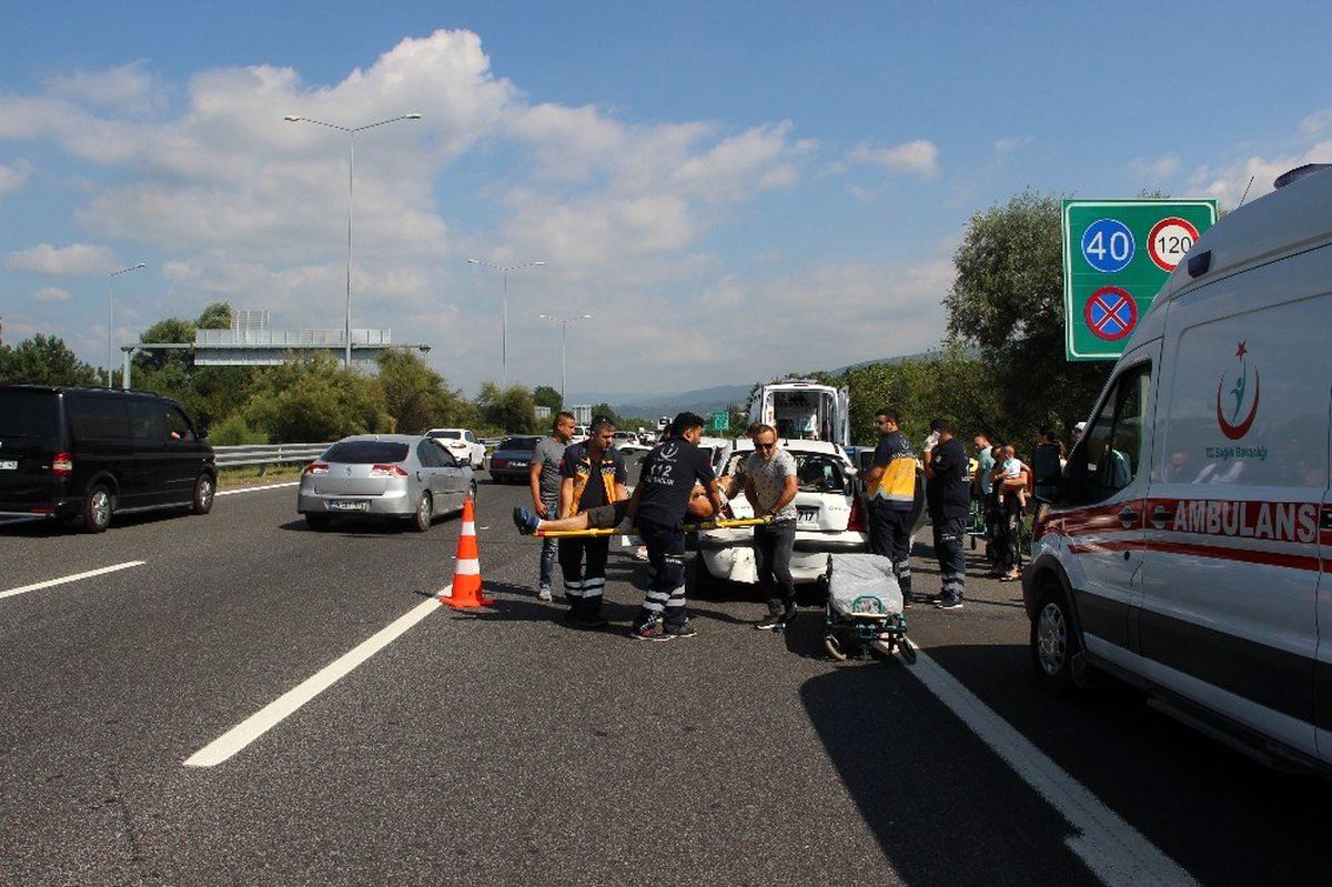 TEM Otoyolunda kazalar nedeniyle trafik durma noktasına geldi