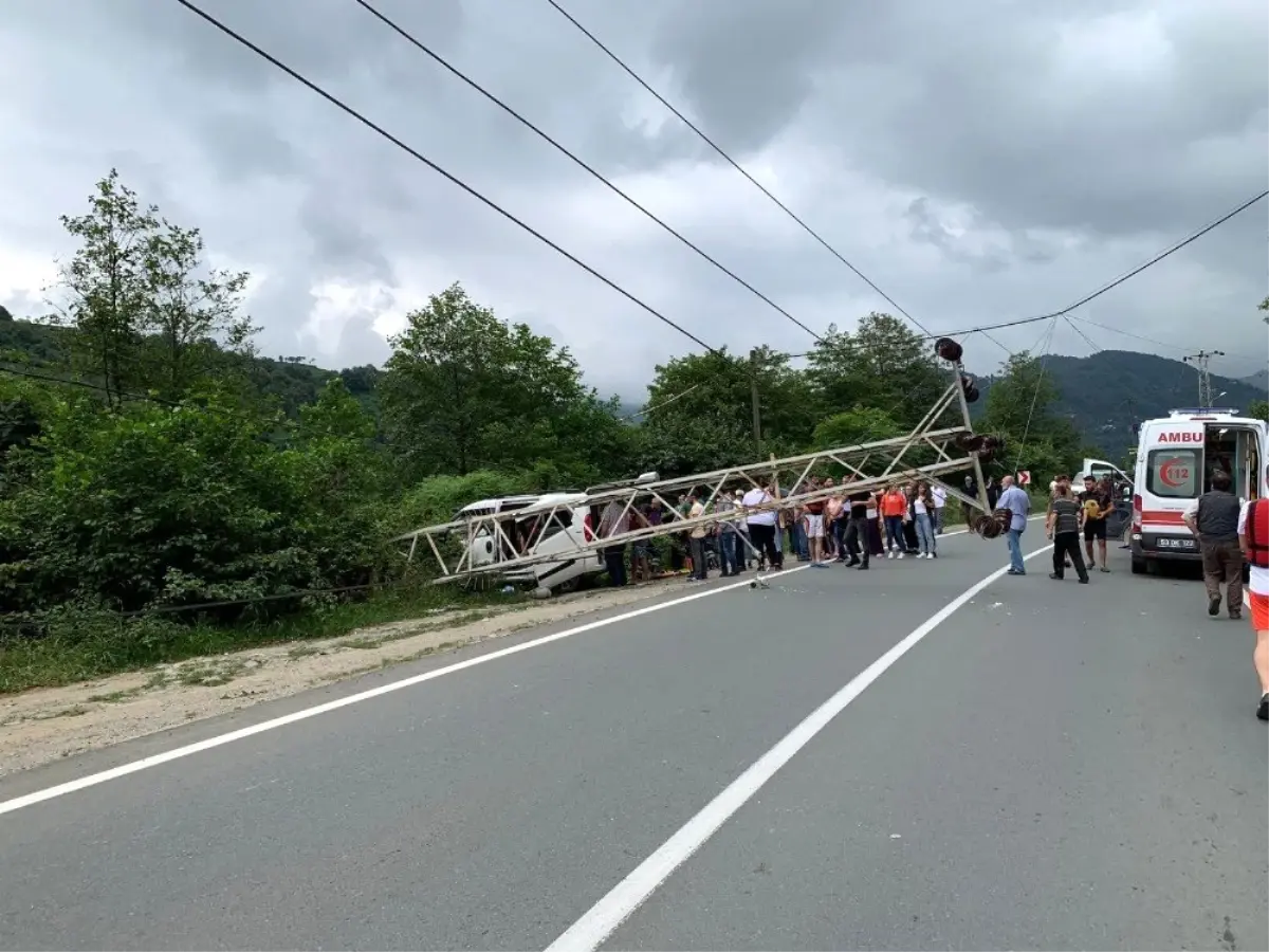 Ticari araç elektrik direğine çarptı: 6 yaralı