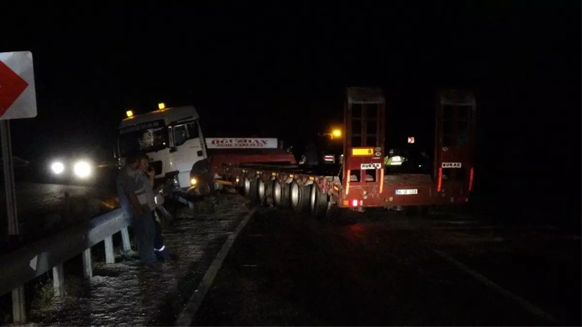 Tokat\'ta yola dökülen yağ kazaya neden oldu: 2 yaralı