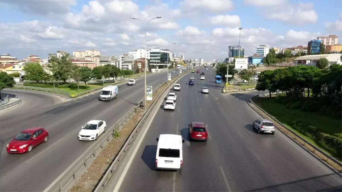 Trafiğin akıcı olduğu E-5 karayolu havadan görüntülendi