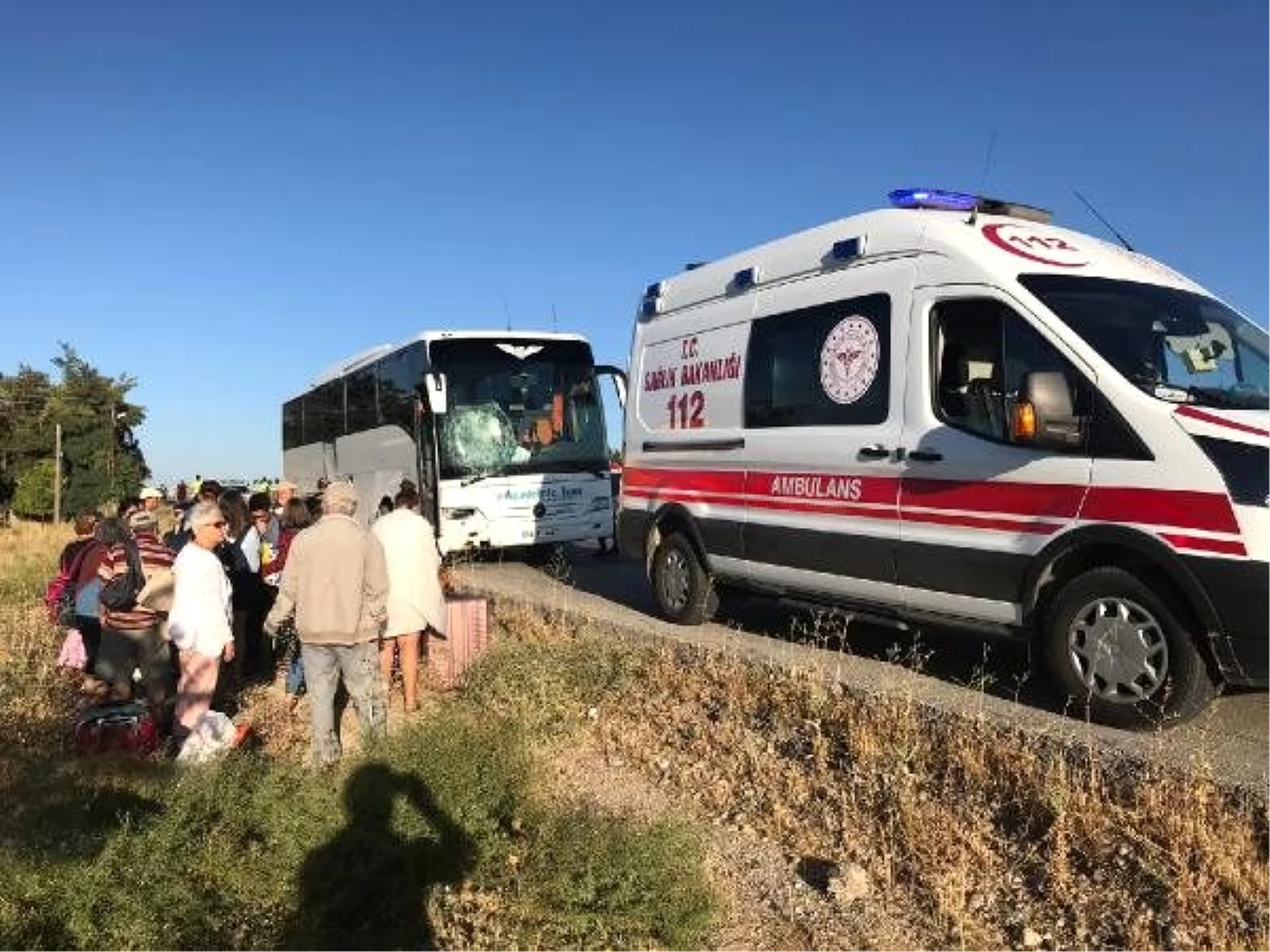 Tur otobüsü bariyerlere çarptı: 5 yaralı