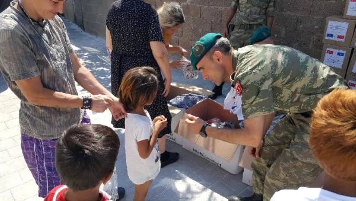 Türk askeri, Kosovalı çocukların yüzünü \'bayramlık\' ile güldürdü