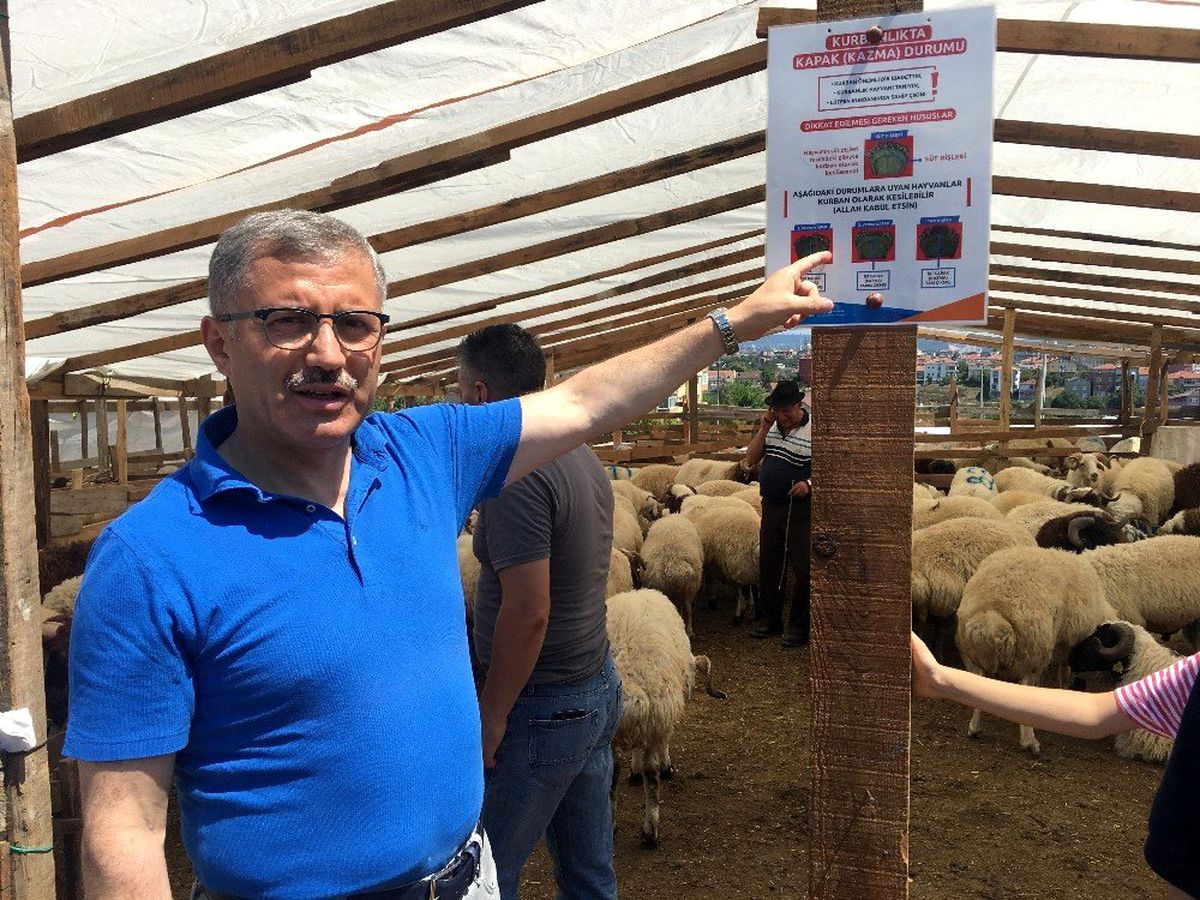 Üsküdar Belediye Başkanı Hilmi Türkmen, kurban pazarını denetledi